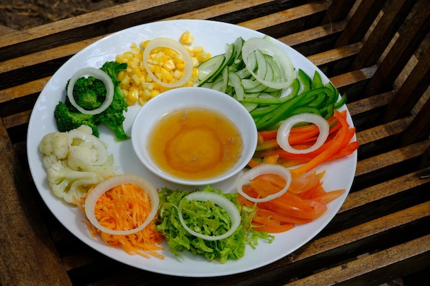 ensaladas de jardín un aperitivo con variedad de verduras crudas frescas, pepino en rodajas, zanahorias. vendaje