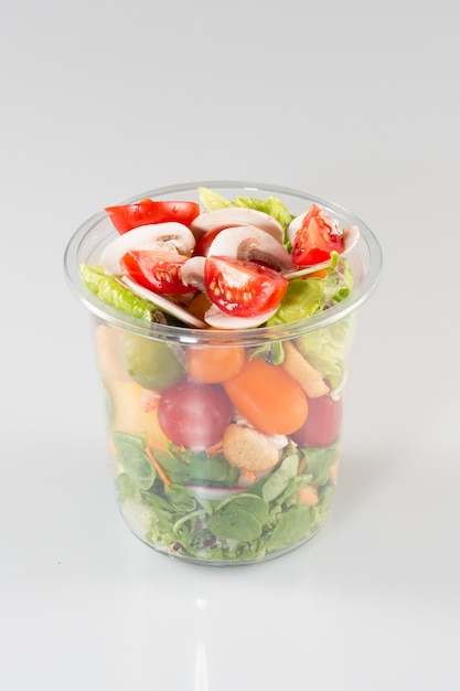 Ensaladas saludables en vasos de plástico Comida para llevar. Concepto de comida vegetariana