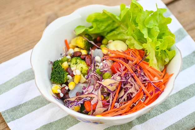 Ensaladas de verduras de comida tailandesa en un tazón de ensaladas con nueces de frutas vegetales frescas y granos para una comida saludable ensalada de verduras mixta comida vegetariana verde y colorida para el desayuno