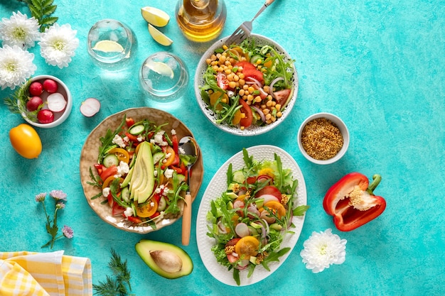 Ensaladas de verduras saludables de verano con aguacate, pepino, rábano, pimiento y tomate. Ensalada de verduras saludables de verano. Comida sana Vista superior.