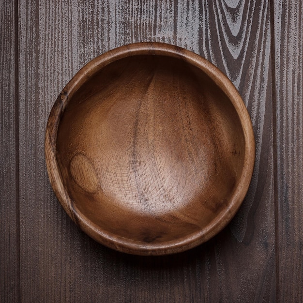 Ensaladera en la mesa de madera