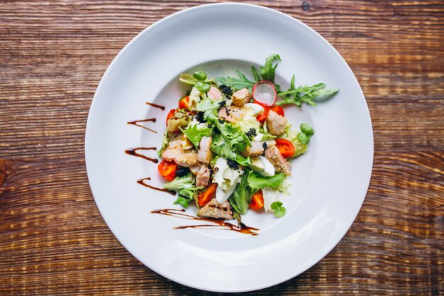 Ensaladera en una mesa