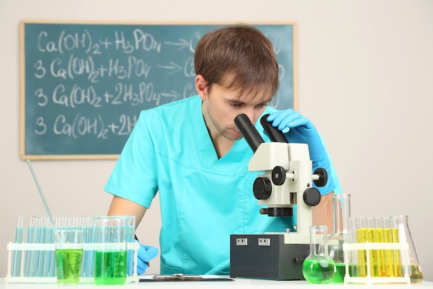 Ensayador durante la investigación en la superficie de la habitación