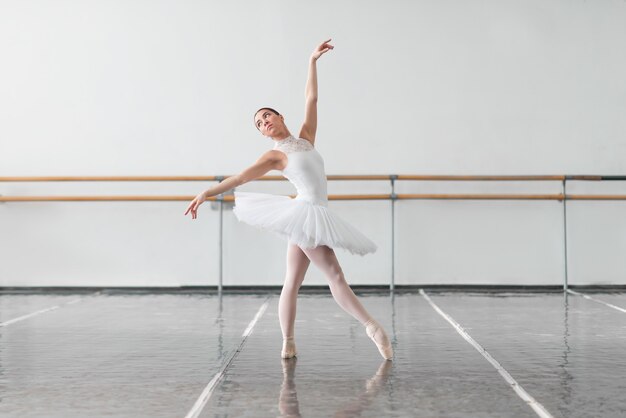 Ensayo de bailarina hermosa en clase de ballet