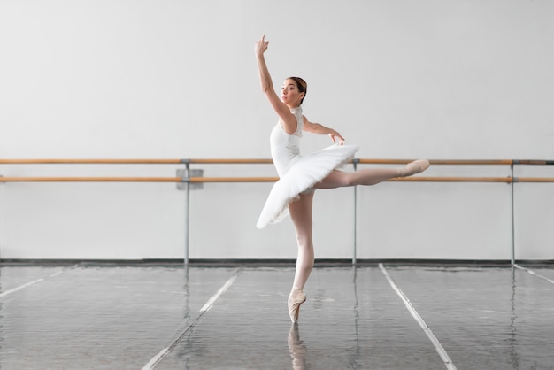 Ensayo de bailarina hermosa en clase de ballet