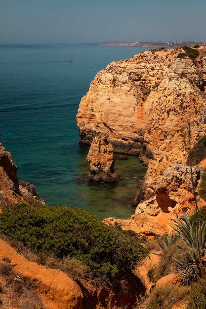 Enseadas e falésias na Ponta da Piedade, o local mais famoso da região do Algarve, em Portugal