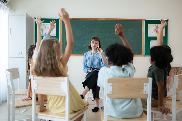 Foto enseñador y estudiantes aprenden y estudian en un aula de la escuela donde los jóvenes se sientan y escuchan