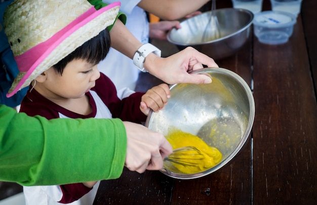 Foto enseñando bebé japonés en una clase de reserva