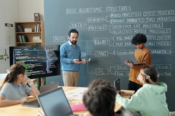 Foto enseñanza de estructuras algorítmicas en el aula