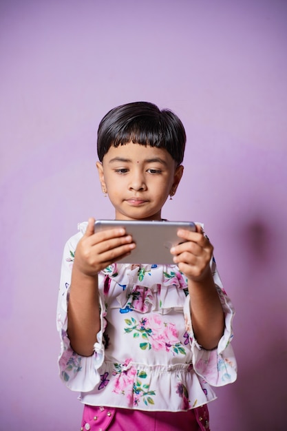 Enseñanza en el hogar Niña asiática estudiante aprendiendo clase virtual en línea de Internet