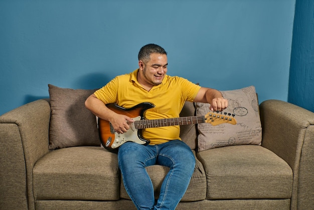 Ensinando violão em cursos online com aulas ao vivo
