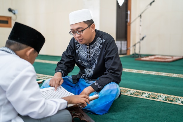 Ensinar criança muçulmana a ler o Alcorão