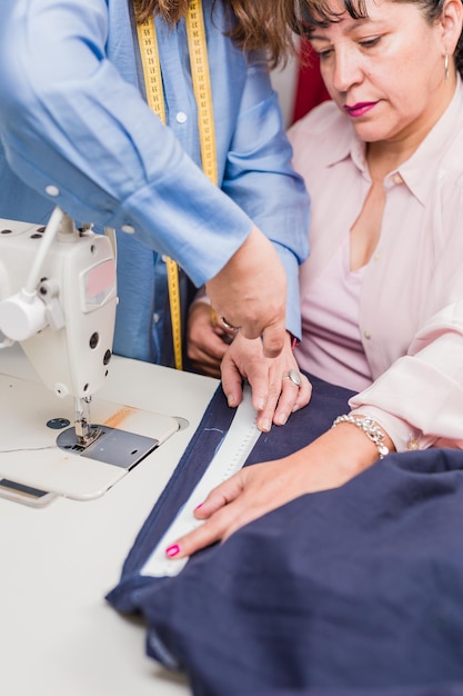 Foto ensino da atividade profissional de lazer costura para moda sustentável mulheres maduras latinas chilenas