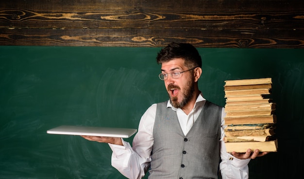 Ensino médio de educação e conceito de pessoas professor feliz sobre o professor de fundo do quadro-negro dando