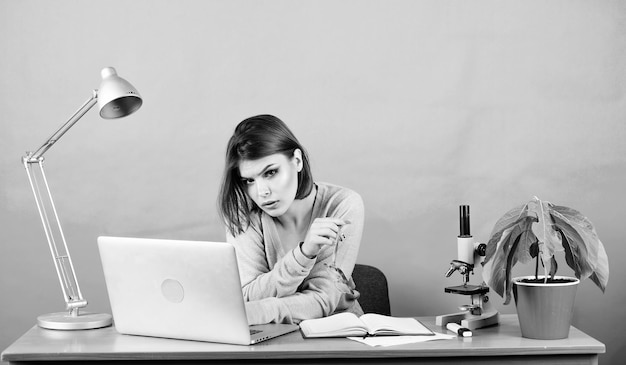 Ensino médio Iniciar professor de carreira Aulas remotas on-line Ocupado com informações Garota laptop de estudante bastante atraente Rede de surf Aluna moderna Conceito de educação Vida estudantil