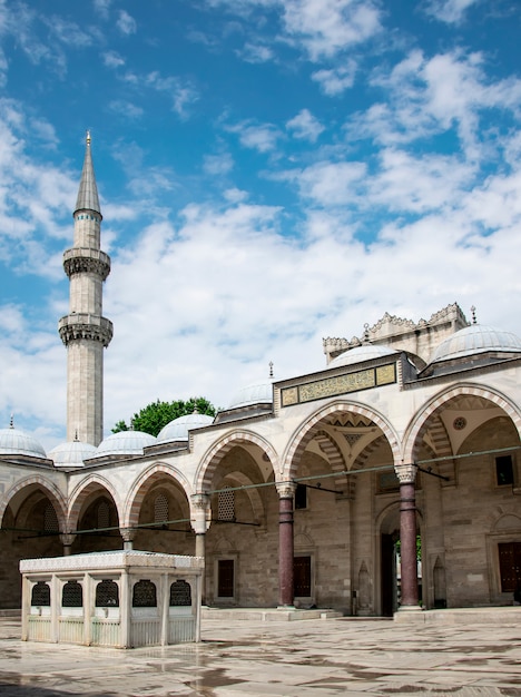 Ensolarado vista do pátio da mesquita suleymaniye em istambul, turquia