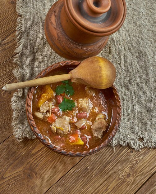 Ensopado Caribenho de Uma Panela, Feijão Vermelho Escuro, Lombo de Porco e uma saborosa mistura de especiarias.