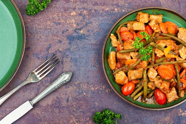 Ensopado com carne e legumes flat lay