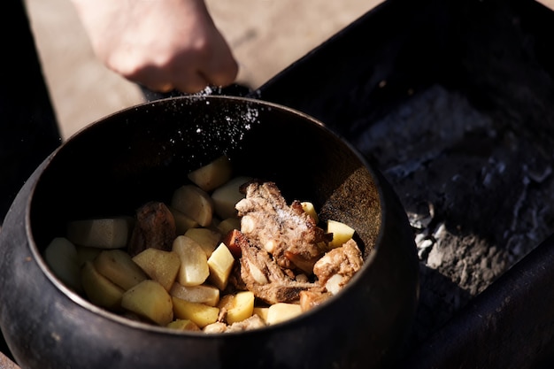 Ensopado com carne em uma panela