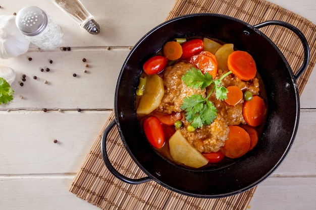 Foto ensopado com legumes e carne de porco