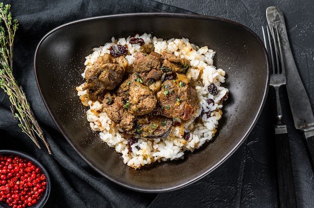 Ensopado de borrego de estilo grego em um tomate com arroz