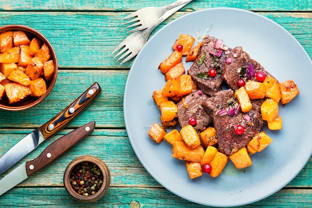 Ensopado de carne com abóbora na mesa de madeira