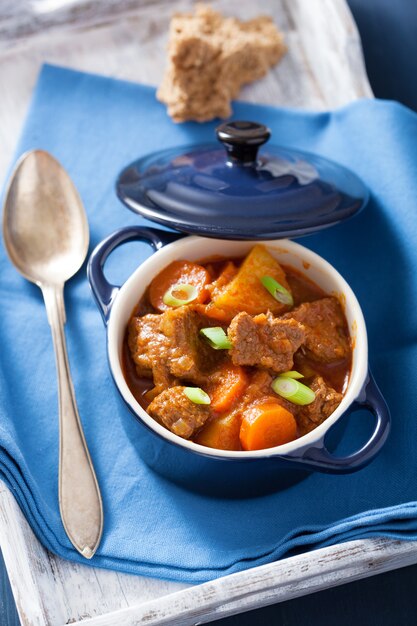 Ensopado de carne com batata e cenoura em panela azul