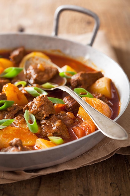 Ensopado de carne com batata e cenoura