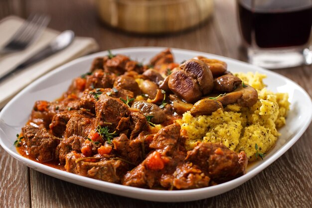 Ensopado de carne com polenta de cogumelos e legumes