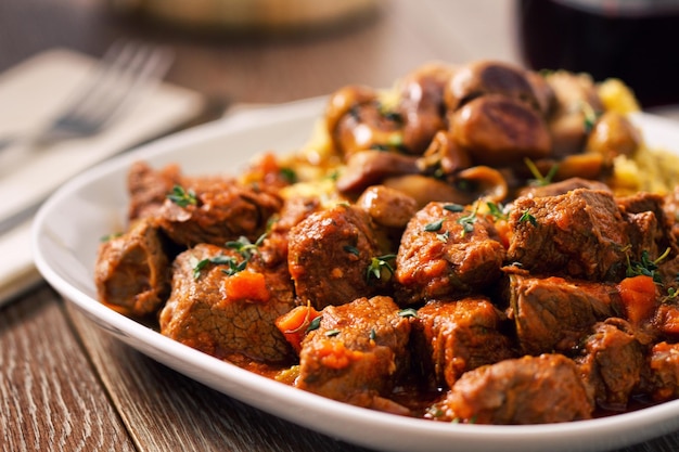 Foto ensopado de carne com polenta de cogumelos e legumes