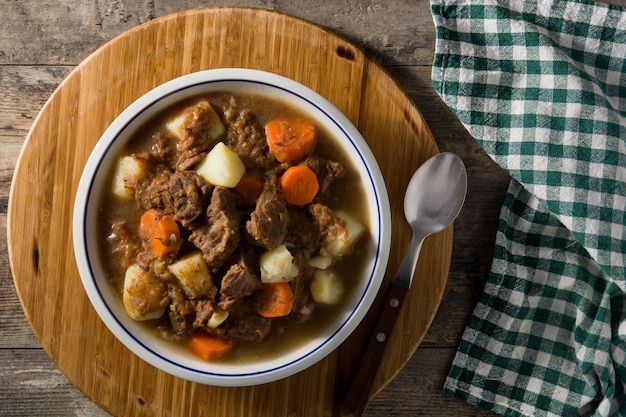 Ensopado de carne irlandês com cenouras e batatas