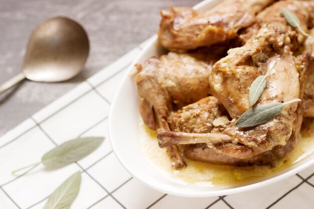 Ensopado de coelho em molho de vinho e creme com adição de mostarda, alho, tomilho e sálvia.