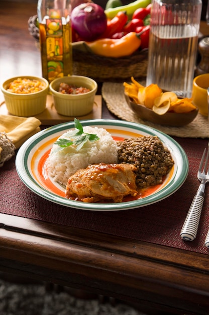 Ensopado de frango assado com lentilhas e arroz branco peru prato de servir comida peruana