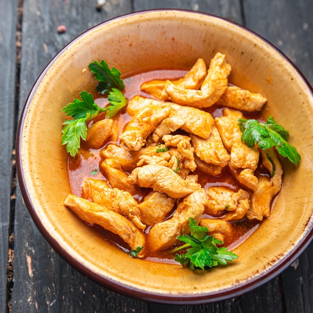 Ensopado de frango carne molho de tomate assado peito de frango estrogonofe comida fresco saudável refeição lanche