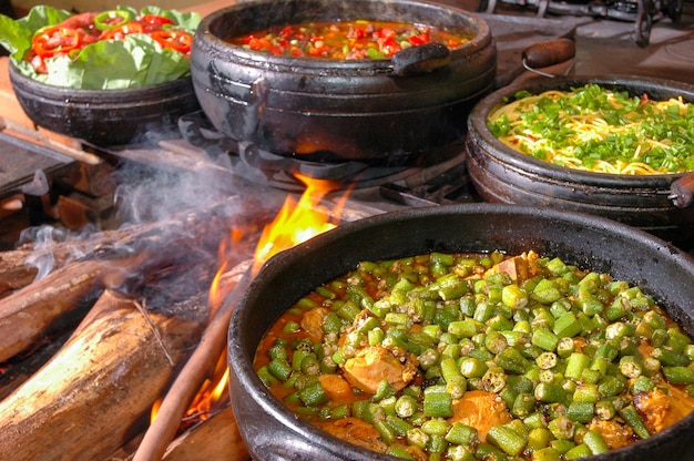 Ensopado de frango com quiabo no forno a lenha