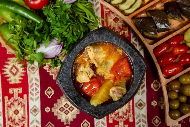 Foto ensopado de frango de legumes em uma panela de ferro fundido