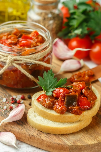Ensopado de legumes (berinjela, pimentão e tomate) com alho, salsa e especiarias na torrada de pão