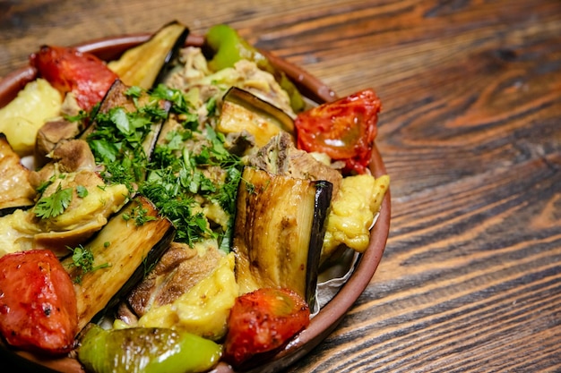 Ensopado de legumes em uma mesa de madeira