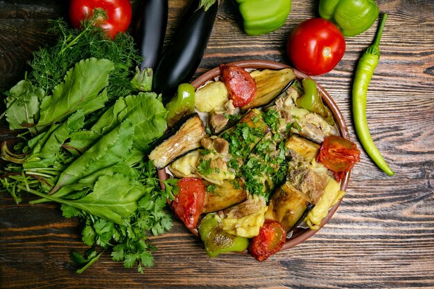 Ensopado de legumes em uma mesa de madeira