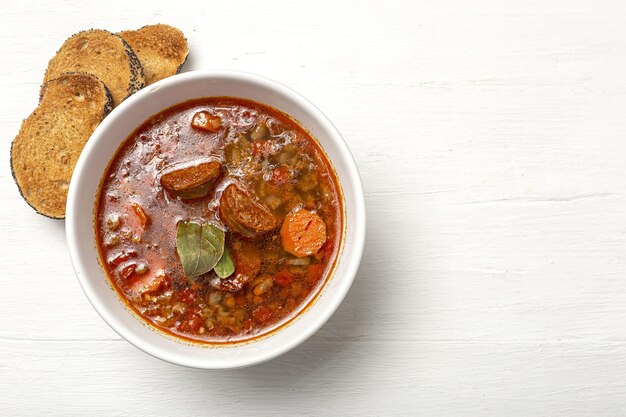 Ensopado de lentilha caseiro com legumes e chouriço