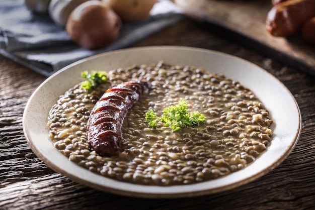 Ensopado de lentilha com salsicha assada comida tradicional eslovaca