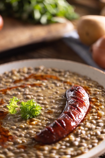 Ensopado de lentilha com salsicha assada comida tradicional eslovaca