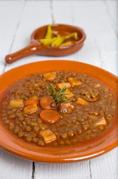 Ensopado de lentilhas com chouriço e carne de porco