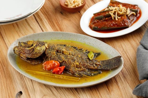 Ensopado de Peixe Gourami Picante em Curry Amarelo Spice Tailandês e Estilo Indonésia