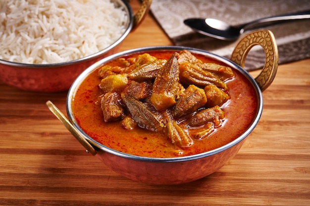 Ensopado de quiabo com arroz branco Khoresht Bamia ou caril de dedo de senhora servido em prato isolado na vista lateral da mesa de comida do oriente médio