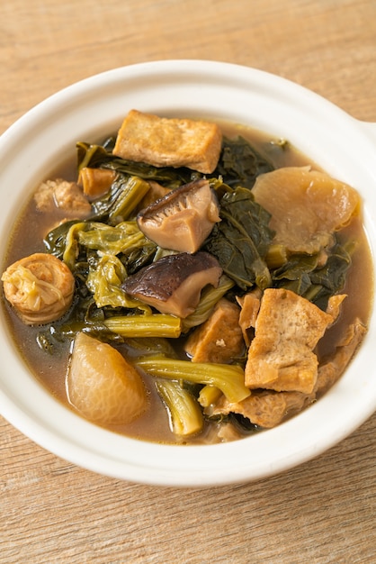 Ensopado de vegetais chinês com tofu ou mistura de sopa de vegetais - estilo de comida vegana e vegetariana