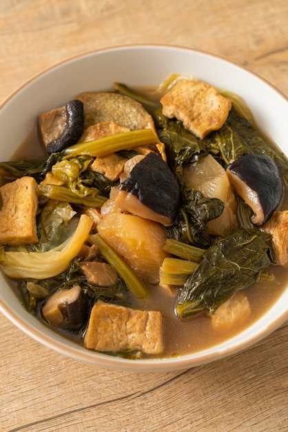 Ensopado de vegetais chinês com tofu ou mistura de sopa de vegetais - estilo de comida vegana e vegetariana