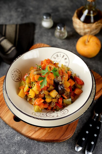 Ensopado vegetariano com abobrinha, cebola, nabo, batata doce e cenoura