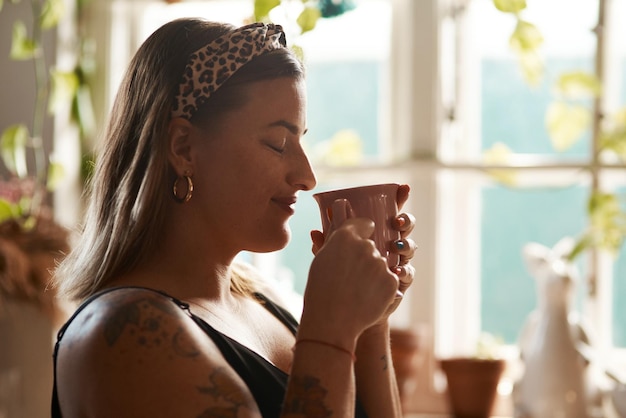 Então é assim que o céu cheira Foto de uma jovem tomando um café relaxante em casa