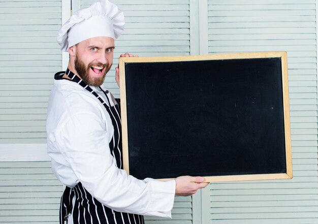 Foto entdecken sie das beste bildungsprogramm meisterkoch, der kochunterricht gibt ausbildung in kochen und essenszubereitung chefkoch, der meisterklasse in der kochschule unterrichtet